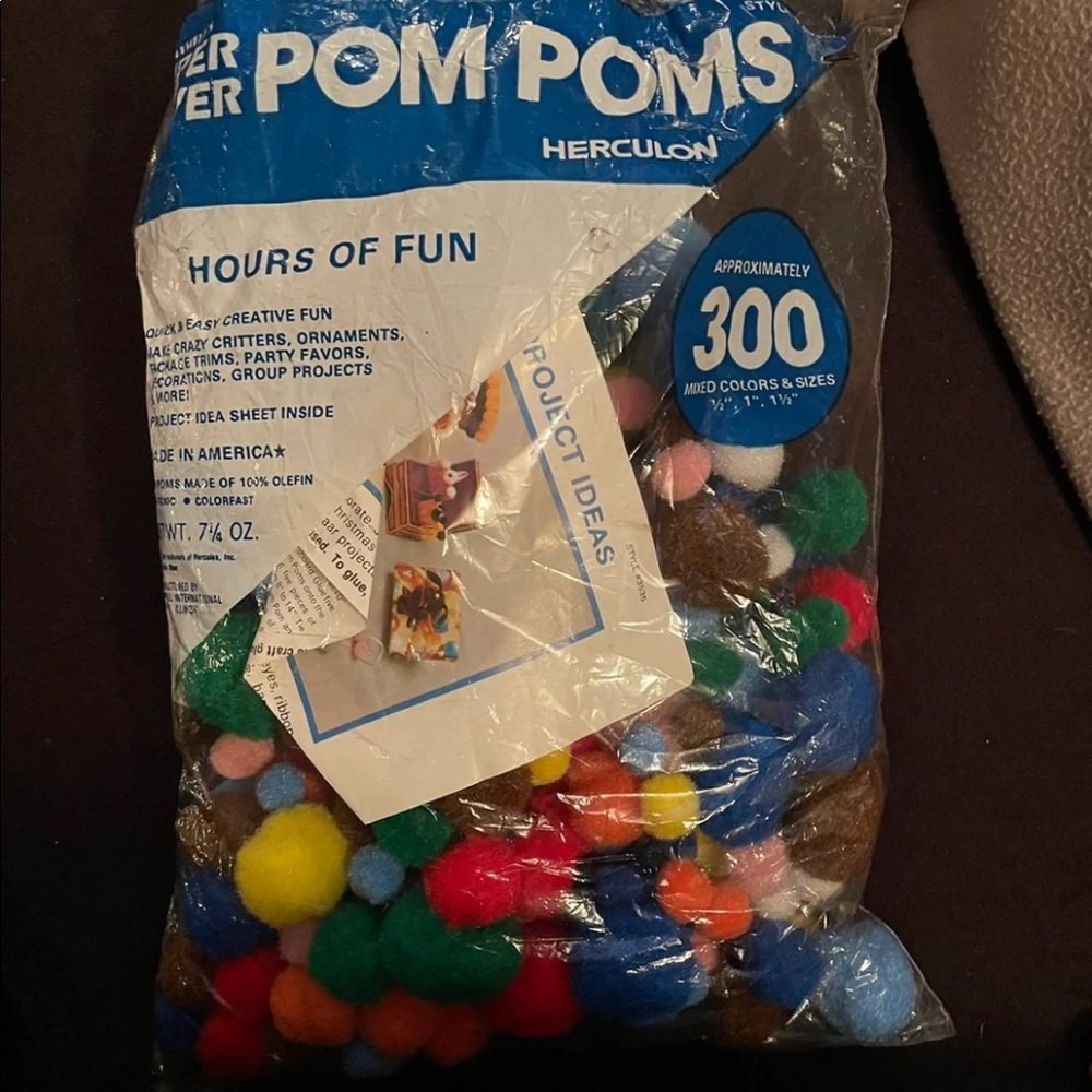 300 multicolored pompoms